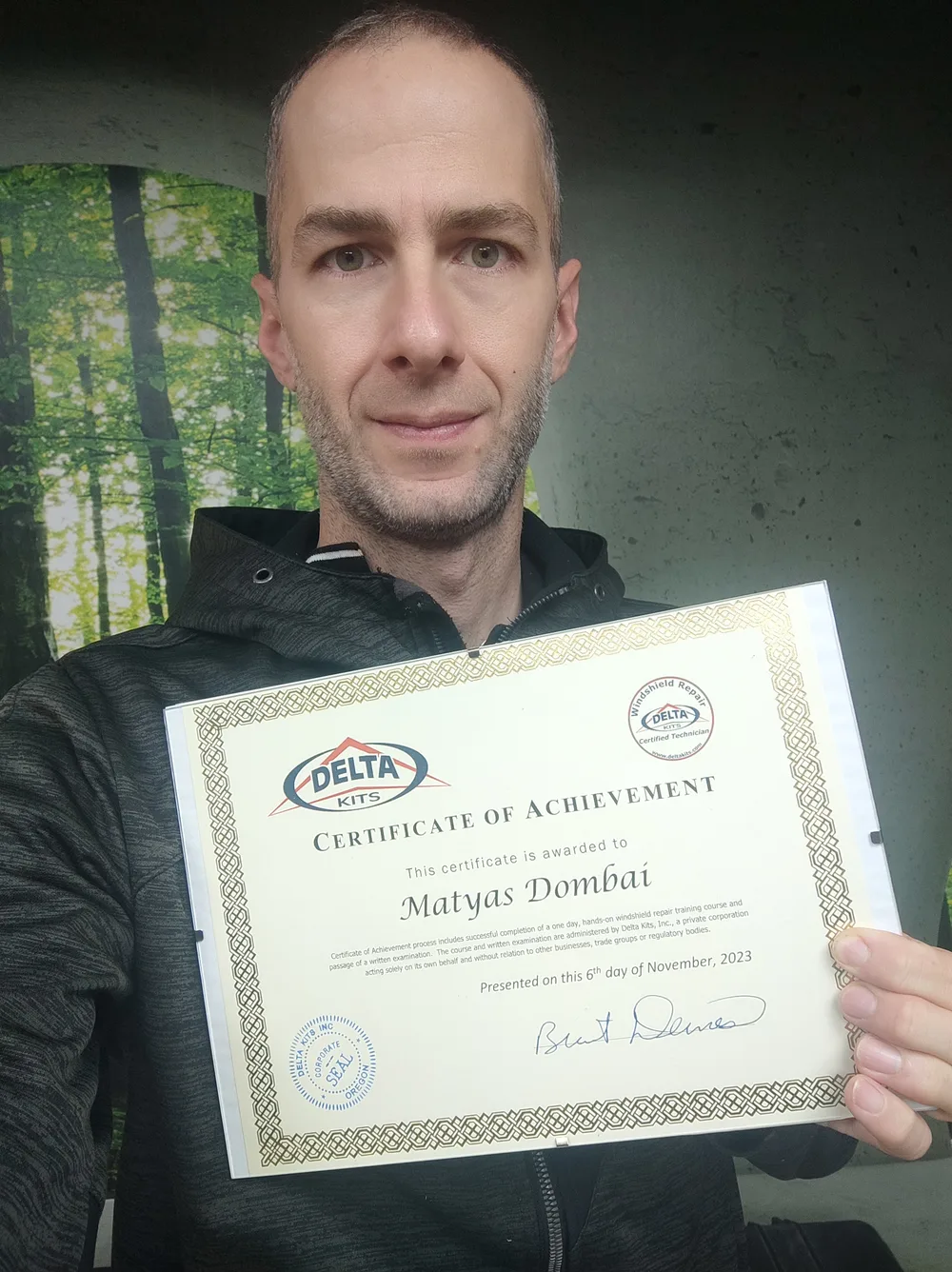 Dombai Mátyás szélvédőjavító szakember a Delta Kits Certified Technician bizonyítványával
