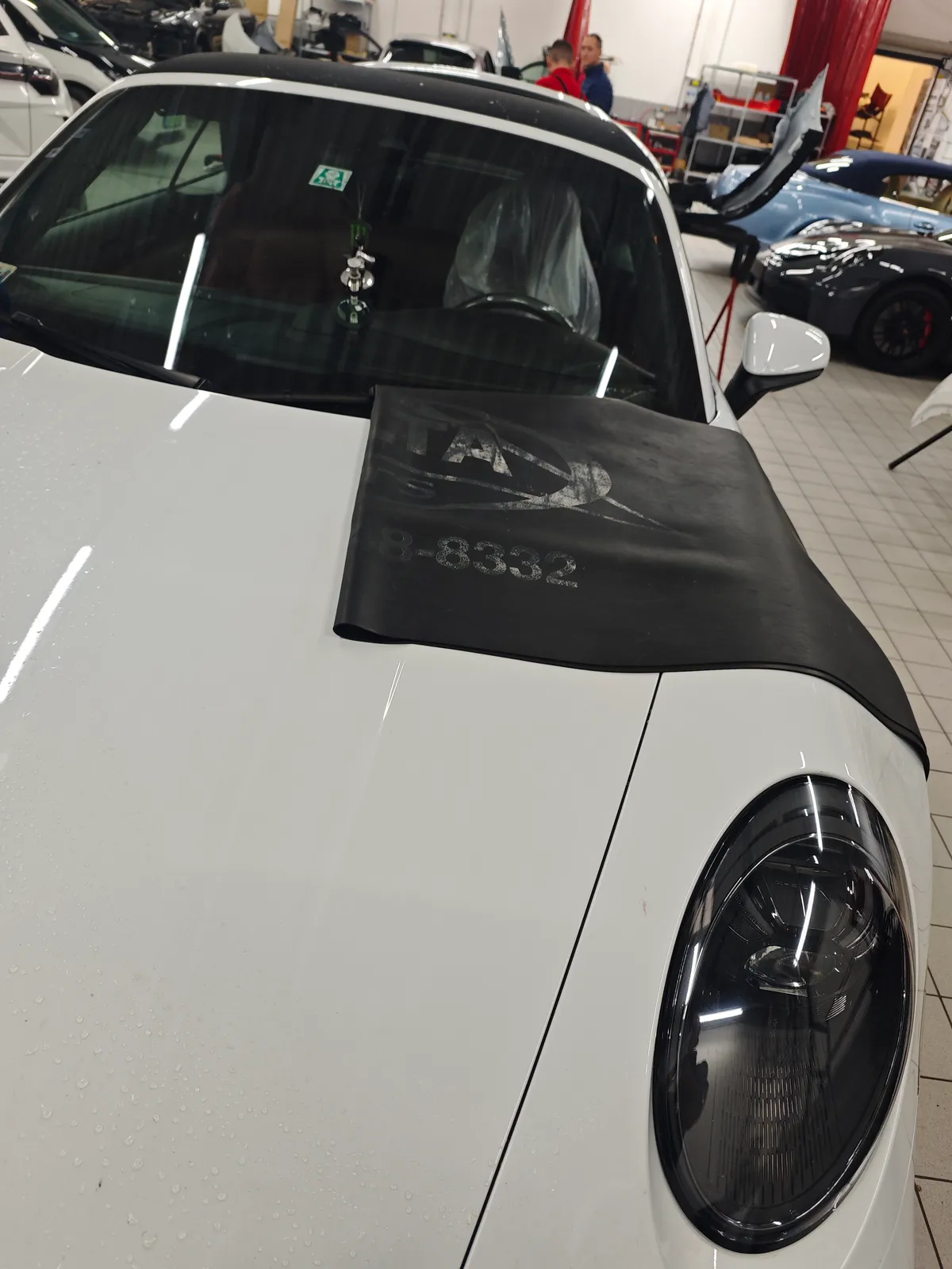 Prémium Porsche szélvédőjének javítása közben – kőfelverődés helyszíni javítása csere nélkül