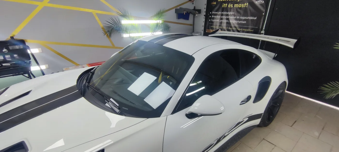 Sötétített ablakú Porsche a fóliázás után – elegáns, diszkrét